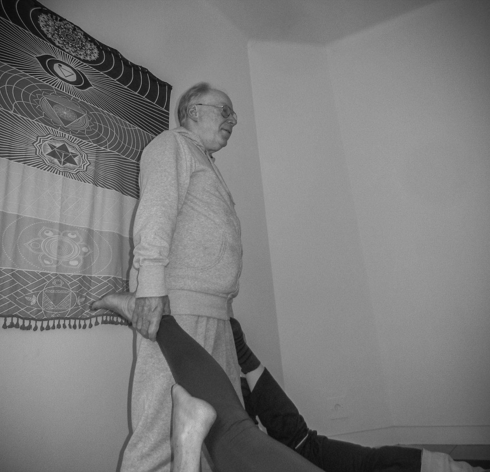 Patrick Noblet accompagnant une posture de yoga