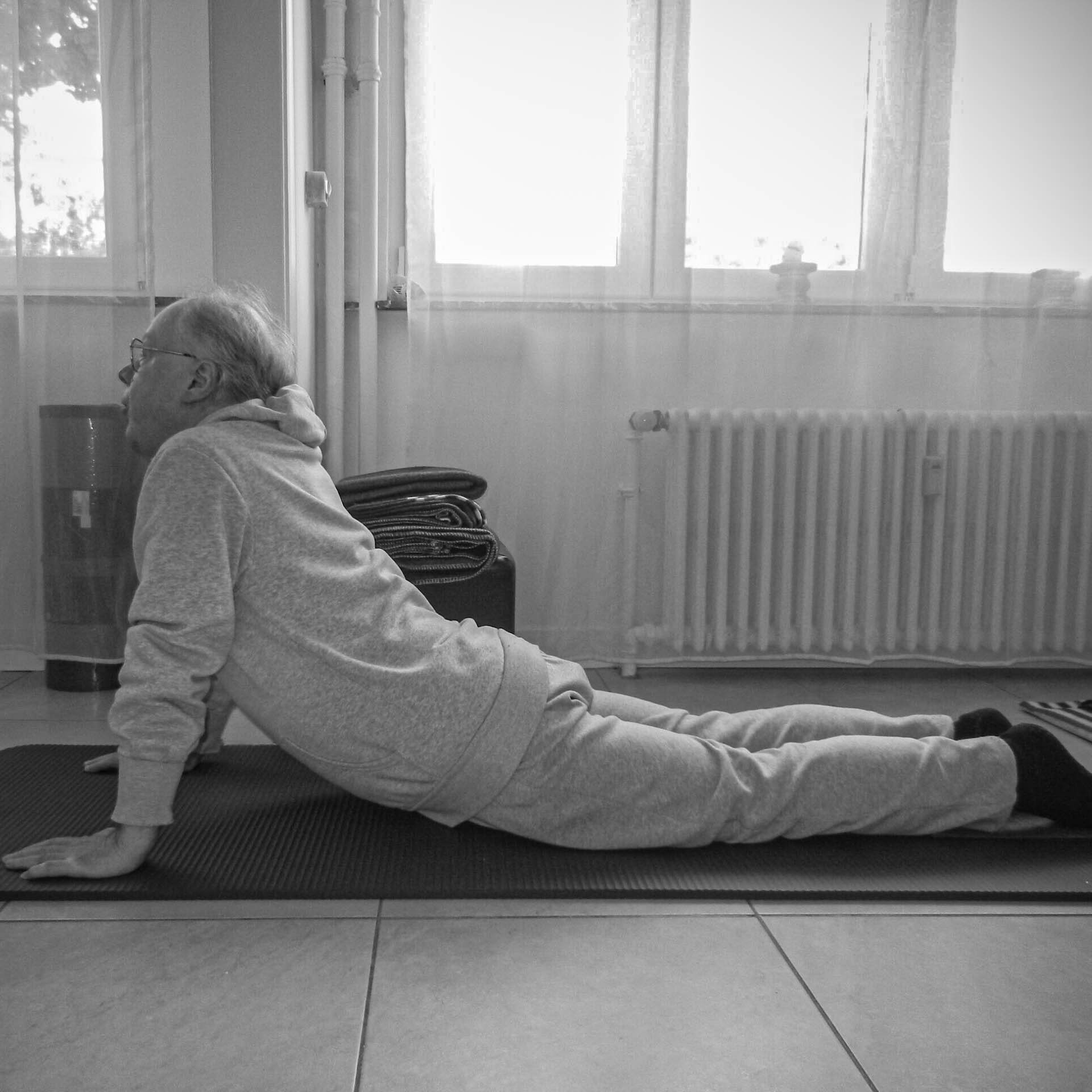 Pratique au sol pendant un cours de yoga au centre Creyda