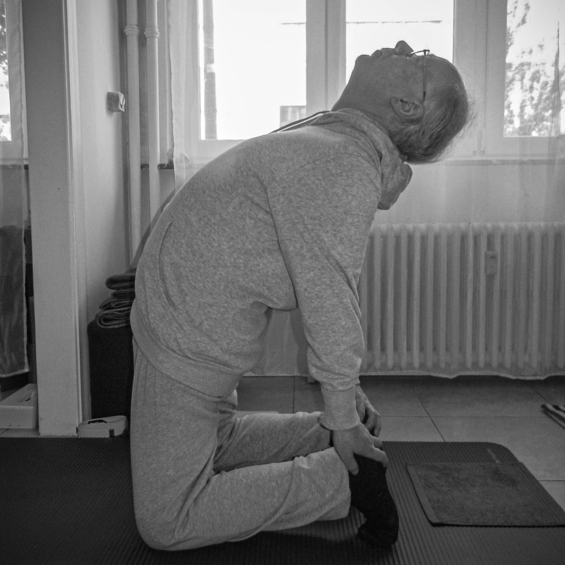 Posture d’ouverture du corps accompagnée avec précision