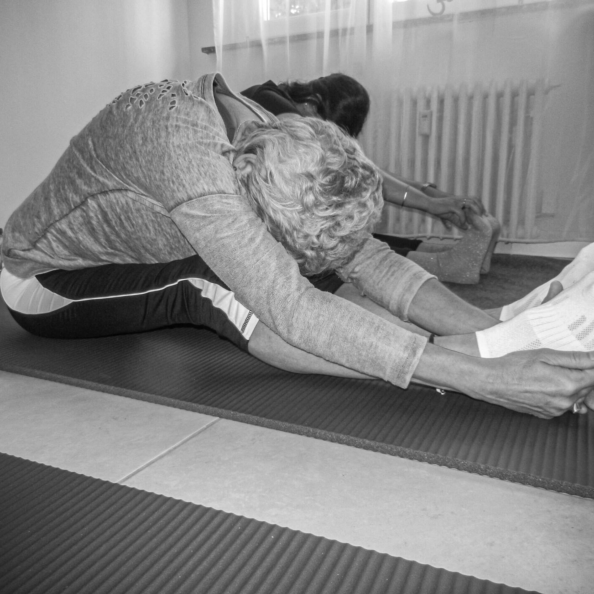 Deux participantes dans une flexion assise