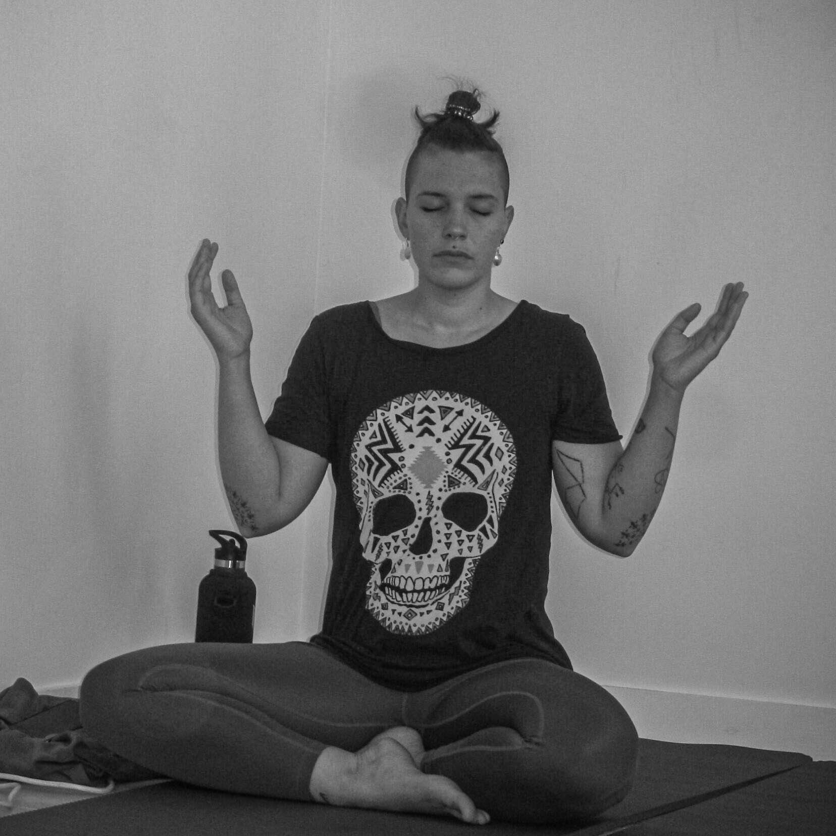 Participante assise les yeux fermés en méditation