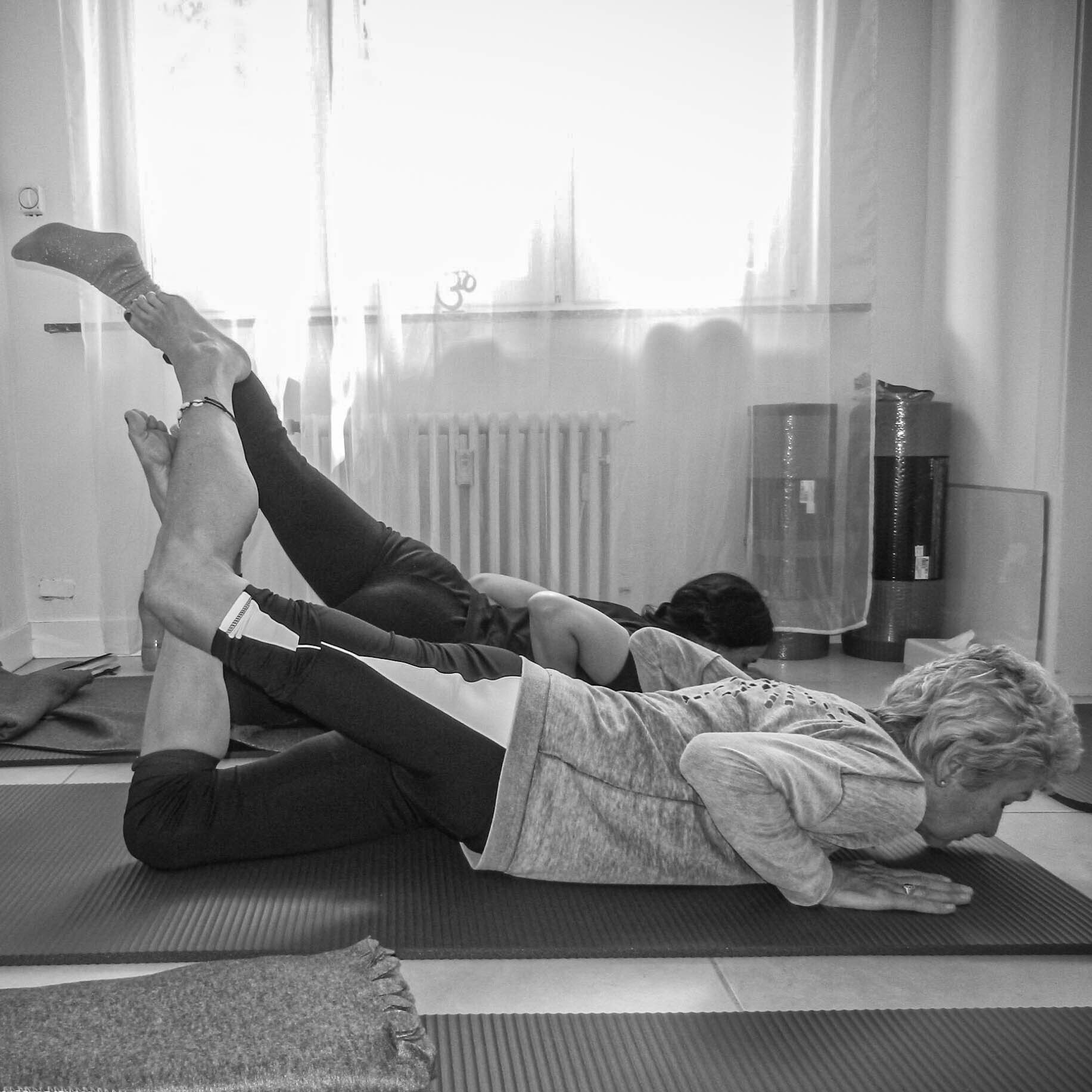 Groupe pratiquant une posture au sol dans la lumière