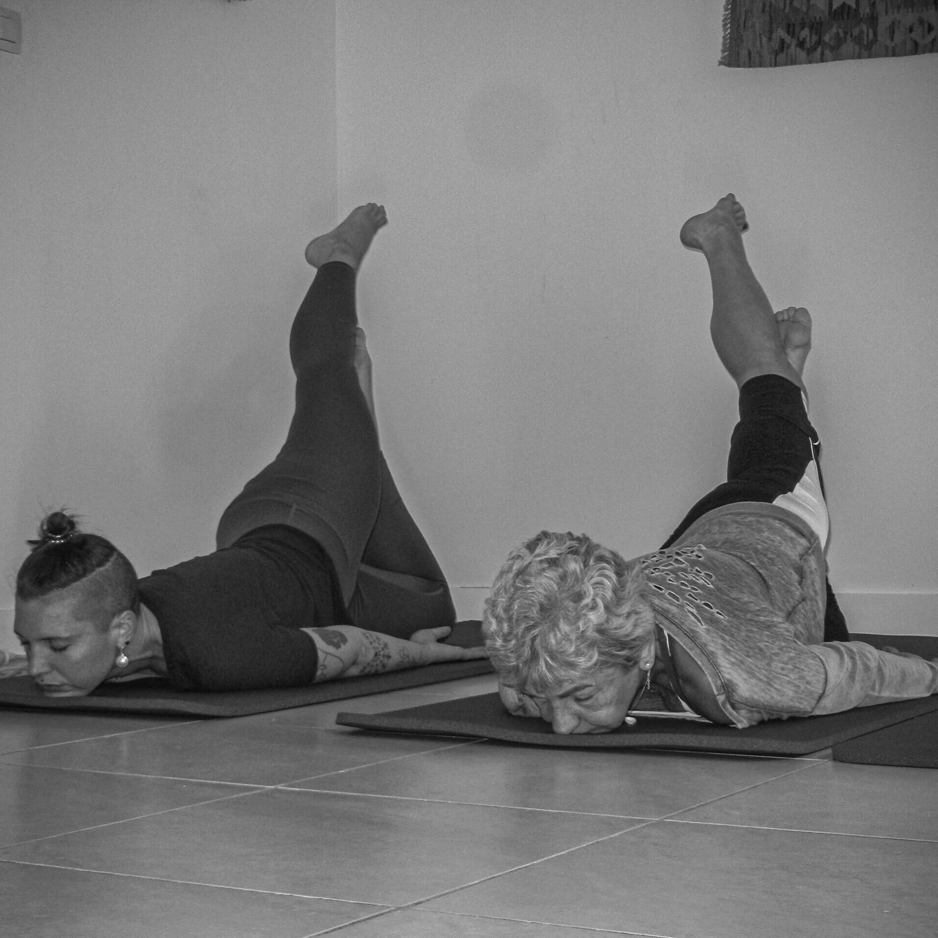 Deux participantes allongées, une jambe levée