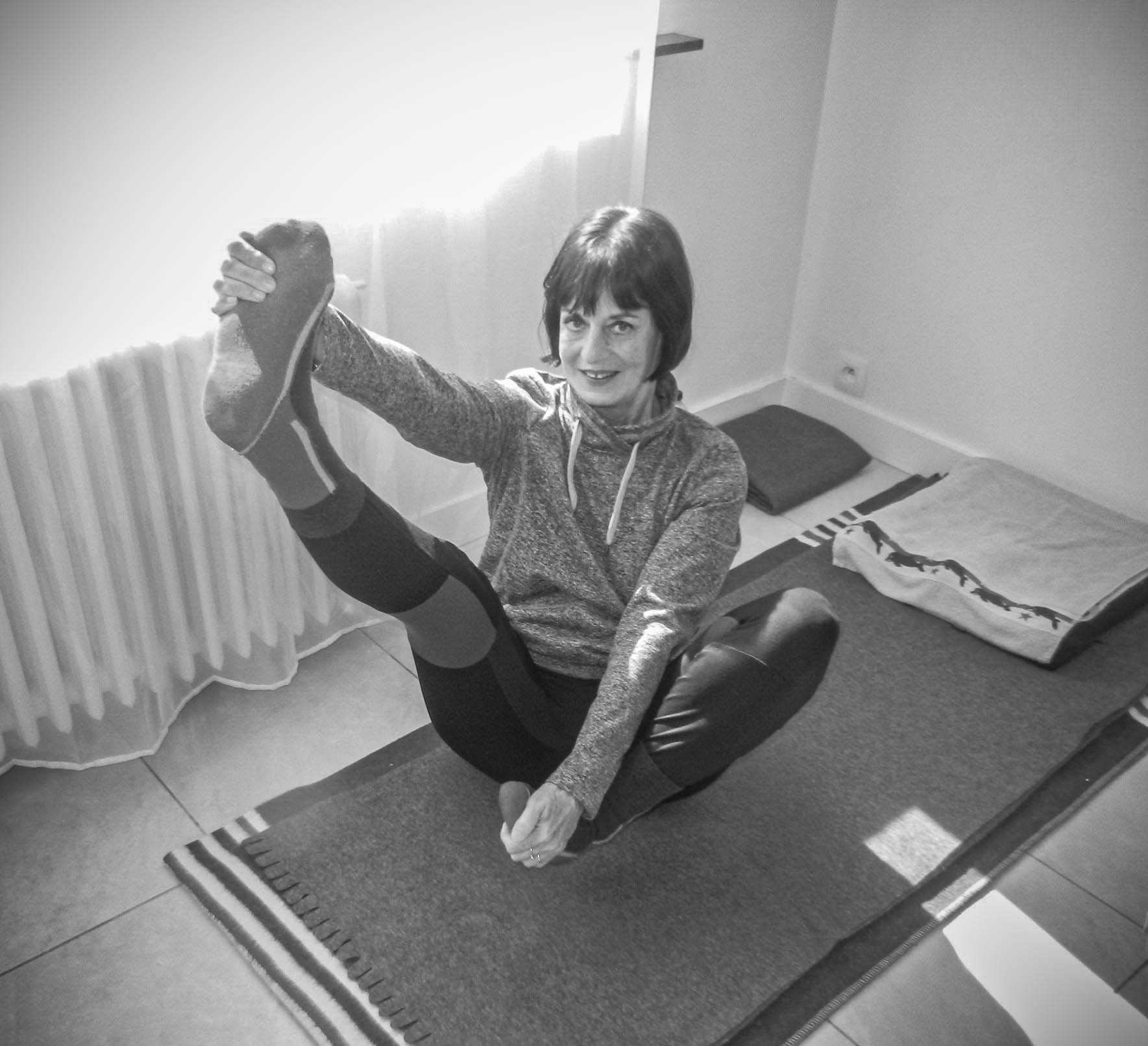 Participante souriante dans une posture assise